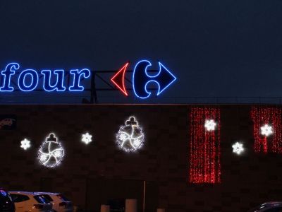 Suspension sur la façade de boules lumineuses géantes