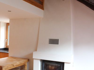 Rénovation cheminée en pierre blanche et joints à la chaux